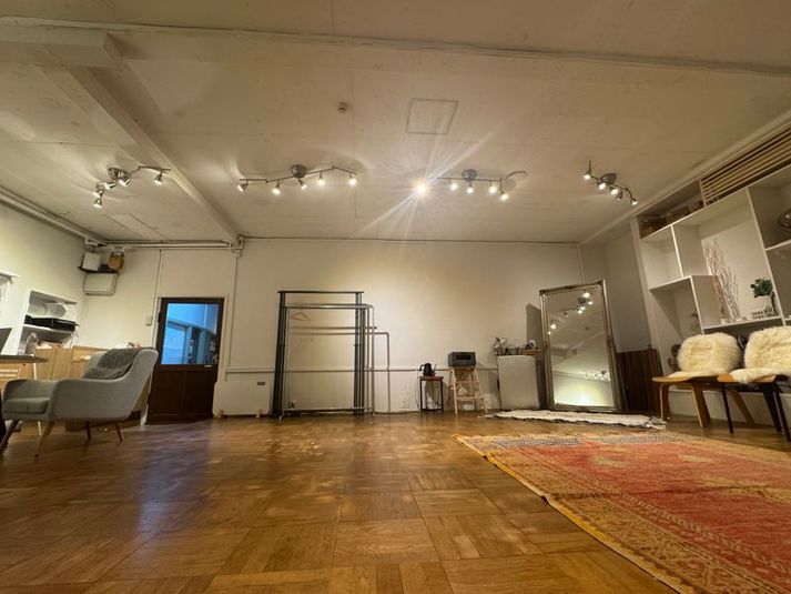 MER-osaka- プロジェクター付レンタルスペースの室内の写真