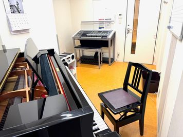 ピアノとエレクトーンが同じお部屋にあるので、アンサンブル練習も可能です。 - ミュージックアベニュー神戸 防音ルーム(5階21番教室)の室内の写真