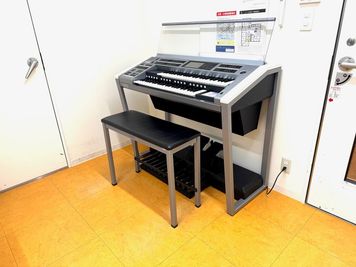 エレクトーンとグランドピアノが使用可能な防音ルームです。 - ミュージックアベニュー神戸 防音ルーム(5階21番教室)の室内の写真