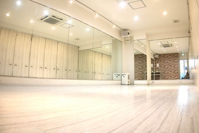 河内国分駅より徒歩1分!調光機能付き照明で、スタジオの雰囲気自由自在に 教室開講・サークル練習に最適な地域密着スタジオ - 柏原スタジオ