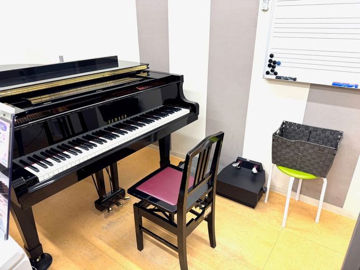 グランドピアノとエレクトーンが使用可能な防音ルームです。 - ミュージックアベニュー神戸 防音ルーム(5階22番教室)の室内の写真