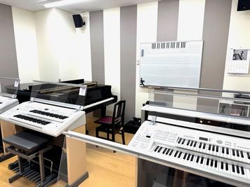 教室内にグランドピアノ、エレクトーン(ELS-02C)の他ELB-02がございます。 - ミュージックアベニュー神戸 防音ルーム(5階22番教室)の室内の写真