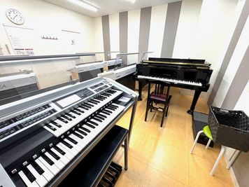 エレクトーンとグランドピアノが使用可能な防音ルームです。 - ミュージックアベニュー神戸 防音ルーム(5階22番教室)の室内の写真