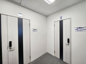 貸会議室「岡山駅前J-Room」に入ると左右に会議室がございます。左が最大40人対応、右が4人対応の会議室です。 - 岡山駅前J-ROOM 岡山駅徒歩5分✨高速WIFI 4名利用可能！面接や打合せに最適✨の入口の写真