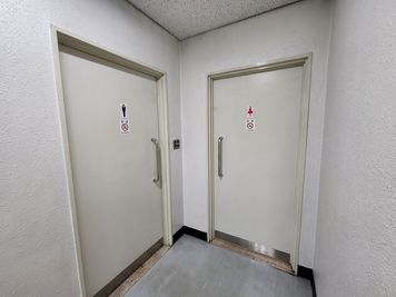 同じ階にお手洗いがございます。 - 岡山駅前J-ROOM 岡山駅徒歩5分✨高速WIFI 4名利用可能！面接や打合せに最適✨のその他の写真