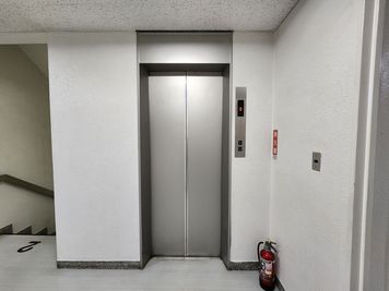 エレベーターがあるので大きな荷物の搬入も容易です。 - 岡山駅前J-ROOM 岡山駅徒歩5分✨高速WIFI 4名利用可能！面接や打合せに最適✨のその他の写真