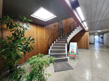 正面入り口を入ると2階にアクセスできる螺旋階段が左方にあります。 - 岡山駅前J-ROOM 岡山駅徒歩5分✨高速WIFI 4名利用可能！面接や打合せに最適✨の外観の写真