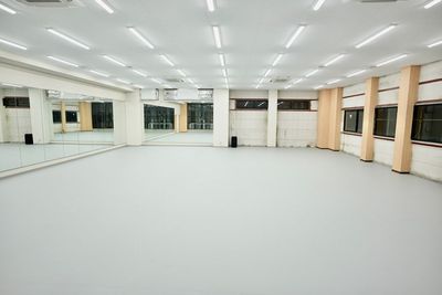 獨協大学前駅スタジオ 【記念価格】50坪超えの大規模バレエスタジオ(世界最高リノ採用)の室内の写真