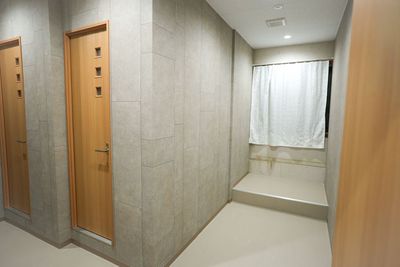 女子更衣室 - 獨協大学前駅スタジオ 【記念価格】50坪超えの大規模バレエスタジオ(世界最高リノ採用)の室内の写真