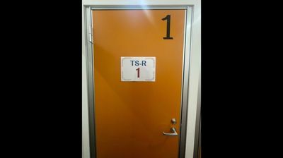 個室のお部屋が並んでいます。【TS-R 1】と貼られたお部屋をご利用ください。 - 赤坂見附ライズオフィス 赤坂見附ライズオフィス　一人用個室【TS-R 1】の室内の写真