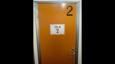 個室のお部屋が並んでいます。【TS-R 2】と貼られたお部屋をご利用ください。 - 赤坂見附ライズオフィス 赤坂見附ライズオフィス　一人用個室【TS-R 2】の入口の写真