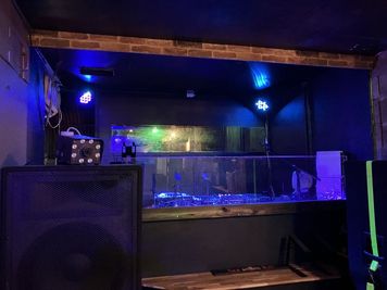 DJブースは少し高さがあり、パーティー時にはスモークを出すことも可能です。 - Music Bar EPIC イベントレンタルスペースの室内の写真
