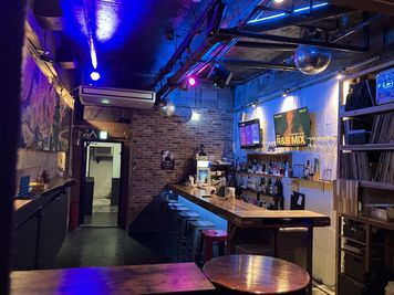 床はフロアタイルでダンスなど楽しめる環境です。 - Music Bar EPIC イベントレンタルスペースの室内の写真