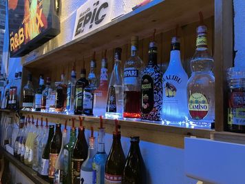 夜はMusic Barとして営業しております。
冷蔵庫や冷凍庫、氷に関しましてはご自由にお使いいただけます。 - Music Bar EPIC イベントレンタルスペースの室内の写真