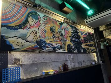 お店のシンボルでもある大きな絵が特徴です！ - Music Bar EPIC イベントレンタルスペースの室内の写真