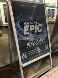 外に看板を出しています。 - Music Bar EPIC イベントレンタルスペースの外観の写真