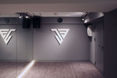 グレートーンで統一された広々としたダンスルーム。
天井設置スピーカーと壁面照明で動線を妨げず、練習や撮影に最適な空間です。 - JM STUDIO 東新宿駅3分 防音・音響完備スタジオの室内の写真