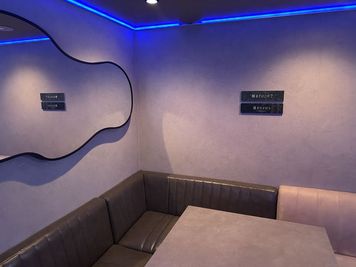 カラオケバーRe:ROOM北新地店 Bar Re:ROOM[北新地/梅田/貸切]の室内の写真