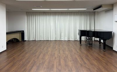 約30畳の広めのスタジオで、アンサンブルやピアノ伴奏合わせ、本番前のリハーサルなどにおすすめです♪ - 音楽スタジオ Keys&Reeds 
