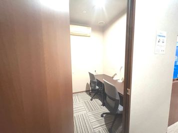 最大2名まで座れます - 勉強カフェ大阪上本町ANNEX 勉強カフェ大阪上本町完全個室ブースの直接予約(A-Room)の室内の写真
