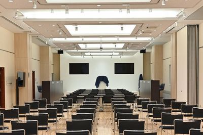 大阪市阿波座駅より徒歩10分ホール、最大面積約275㎡・最大収容80人、音響設備・机・椅子・wi-fi完備、展示会・説明会最適 - 豐澤美術株式会社