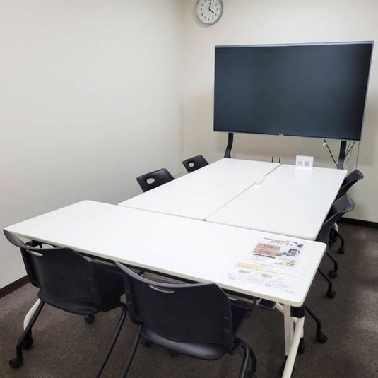 会議室B最大6名
モニタ（MAXHUB）をオプションで利用できます - シェア＆レンタルオフィスMICAN 貸会議室【会議室 B】｜シェア＆レンタルオフィス（大井町）の室内の写真