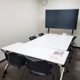【会議室Ｂ】大井町駅徒歩２分 | 最大6名 | WEB会議・研修・面談に最適 | 大型モニタ | 光回線wifi - シェア＆レンタルオフィスMICAN