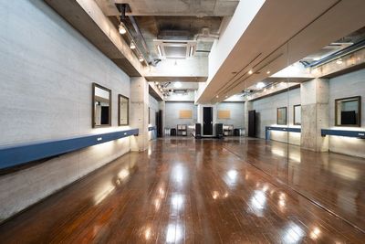 横に長く、広々と使えます - 登戸駅前ダンスＢＡＳＥの室内の写真