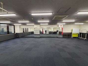 床は現在はカーペットです。【8月工事でリノニウムに変更予定】スニーカー、裸足どちらもOK! - Betty一番町スタジオ旧【STUDIOSUNMALL】 Betty一番町スタジオ【旧STUDIOSUNMALL】の室内の写真