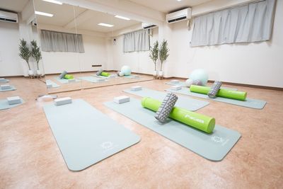 ヨガマットなどの備品も充実。 - レンタルスタジオPalette高円寺 レンタルスタジオPalette高円寺｜高円寺駅１階スタジオの室内の写真