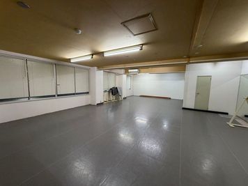 田口まさみバレエスタジオ バレエバー付きレッスンスタジオの室内の写真