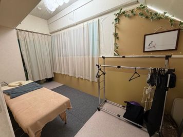 田口まさみバレエスタジオ バレエバー付きレッスンスタジオの室内の写真