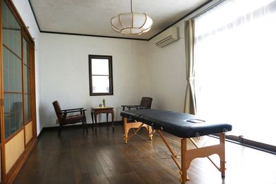 1人用ソファ×2
施術台×1（折り畳み）
ご自由に配置換えOKです！ - 松井家 レンタルサロンの室内の写真