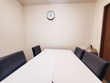 関内駅徒歩4分のレンタルスペース。
会議や打ち合わせに使いやすいレイアウトです。

ワークスペース・作業スペースとしてもご利用いただけます。 - レンタルスペーススピリ　関内店 貸し会議室スピリ　関内店の室内の写真