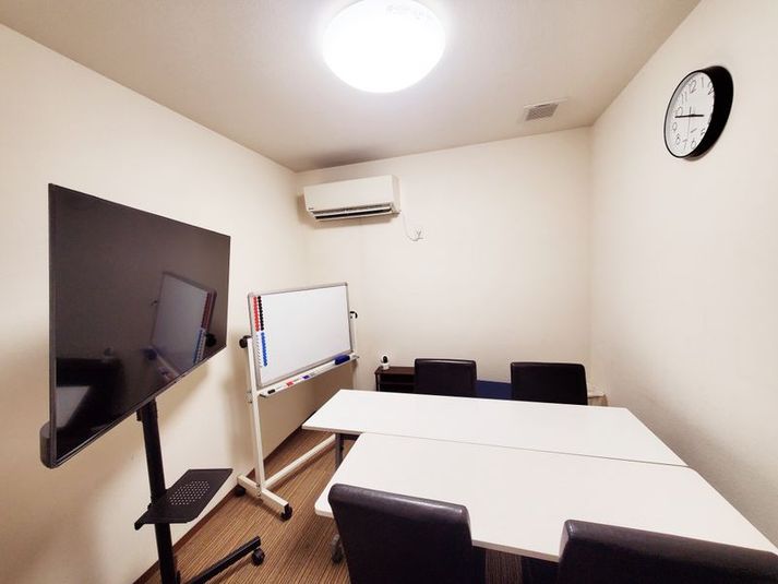 関内駅徒歩4分 レンタルスペース 個室 ワークスペース
モニター ホワイトボードあり 会議 作業 リモートワーク利用可能 - レンタルスペーススピリ　関内店 貸し会議室スピリ　関内店の室内の写真