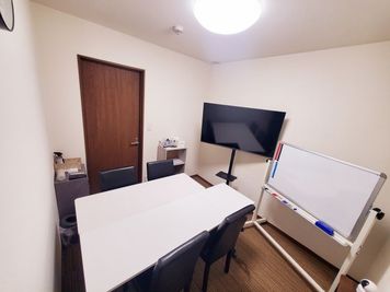 関内駅から徒歩4分の貸し会議室・ワークスペース。
会議や作業、リモートワークなど幅広く対応可能です。

少人数で使いやすい個室空間です。 - レンタルスペーススピリ　関内店 貸し会議室スピリ　関内店の室内の写真