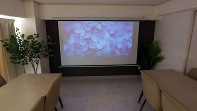 浜松町にある綺麗目のスペースになります✨
撮影利用も可能となります📸 - Relax one 浜松町 Relax one 浜松町｜交流会・歓送迎会🍃撮影可能📸の室内の写真