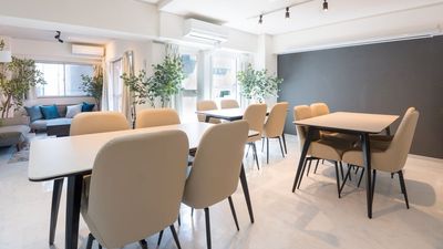 浜松町にある綺麗目のスペースになります✨
撮影利用も可能となります📸 - Relax one 浜松町 Relax one 浜松町｜交流会・歓送迎会🍃撮影可能📸の室内の写真