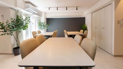 浜松町にある綺麗目のスペースになります✨
撮影利用も可能となります📸 - Relax one 浜松町 Relax one 浜松町｜交流会・歓送迎会🍃撮影可能📸の室内の写真