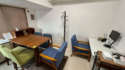 渋谷駅チカにある会議スペースです✨
コワーキング利用にもオススメです🖊 - Relax work 渋谷道玄坂 Relax work 渋谷道玄坂| 貸会議室🖊駅チカ🚶の室内の写真