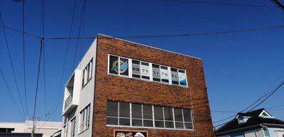 ビルの最上階。眺望良好。風が吹き抜ける開放感あり。 - 黒岩ビル３階 湘南クエストアカデミーの外観の写真