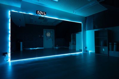 ミラー周囲のLEDテープライトはカラー変更可能です。グリーンに設定した状態です。 - レンタルスタジオ　PALETTE千歳船橋店 千歳船橋駅徒歩1分🚶レンタルスタジオB　千歳船橋店の室内の写真