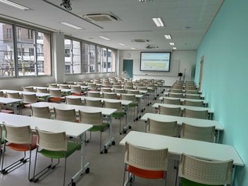 みんなの貸会議室　那覇東町店 東町201会議室[定員80+予備椅子]の室内の写真