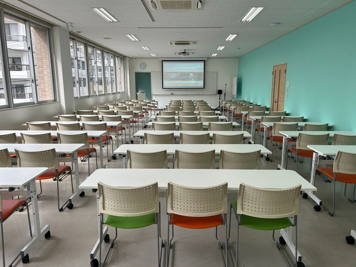 みんなの貸会議室　那覇東町店 東町201会議室[定員80+予備椅子]の室内の写真