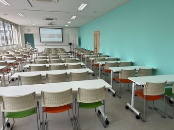 みんなの貸会議室　那覇東町店 東町201会議室[定員80+予備椅子]の室内の写真