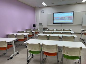 【旭橋駅5分】定員32+α名！プロジェクター含む備品・高速Wi-Fi無料！東町203会議室 - みんなの貸会議室　那覇東町店