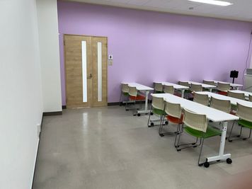 みんなの貸会議室　那覇東町店 東町203会議室[定員32+予備椅子]の室内の写真