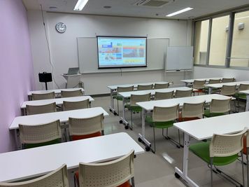 みんなの貸会議室　那覇東町店 東町203会議室[定員32+予備椅子]の室内の写真