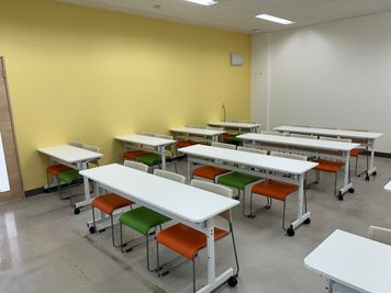 みんなの貸会議室　那覇東町店 東町202会議室[定員32+予備椅子]の室内の写真