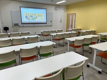 【旭橋駅5分】定員32+α名！プロジェクター含む備品・高速Wi-Fi無料！東町202会議室 - みんなの貸会議室　那覇東町店
